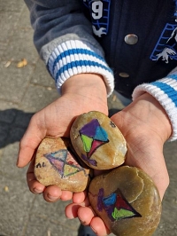 Foto bij artikel Vind een happy stone en win een vlieger!